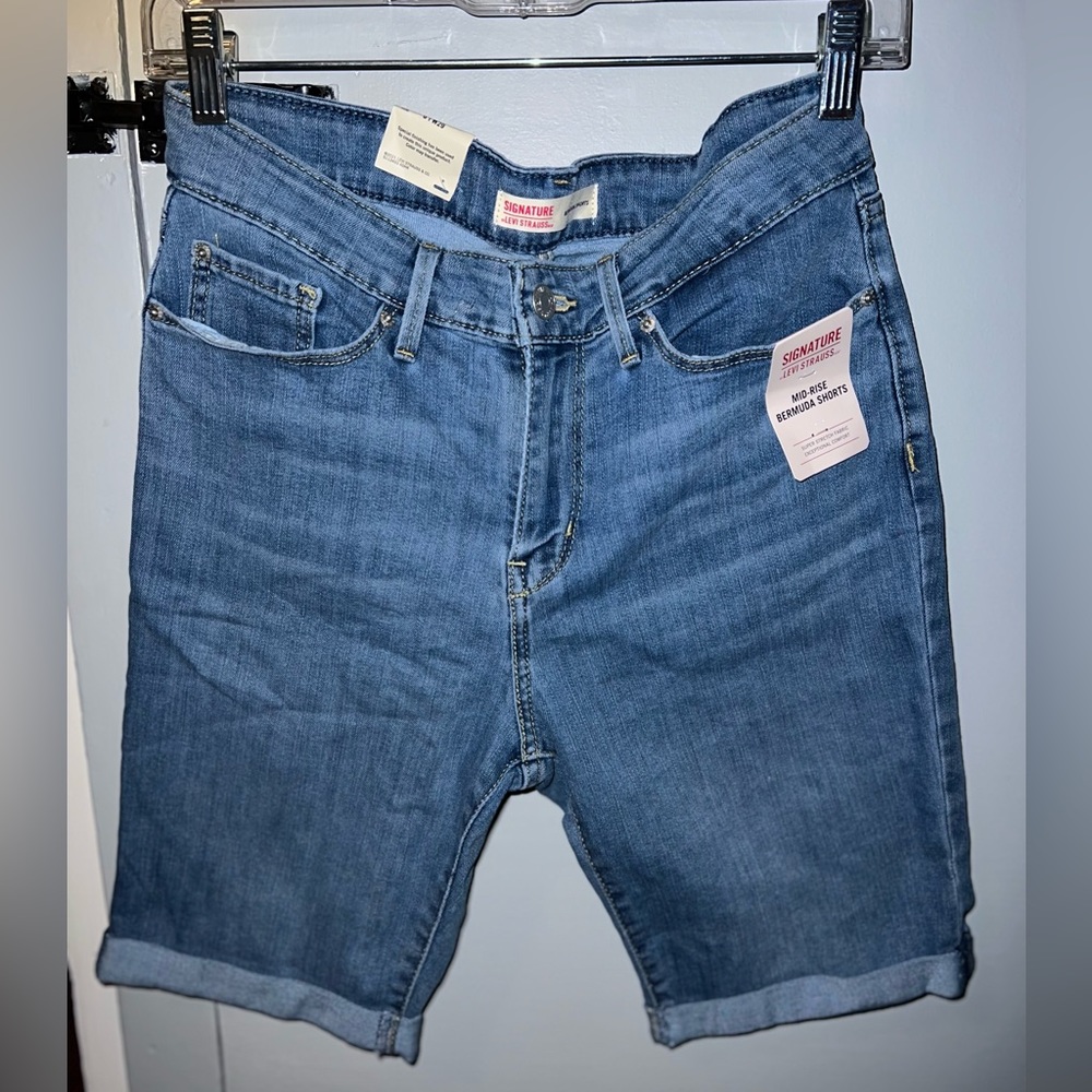 Signature by Levi Strauss Mid Rise Shorts super stretch fabric comfort, nwt